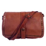 Sac bandoulière cuir vintage marron clouté Gena