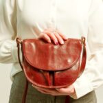 Visuel femme portant le sac a main Willow cognac
