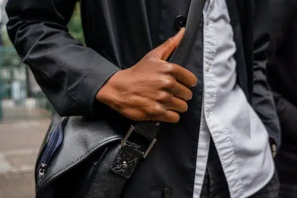 Visuel homme avec sac bandoulière en cuir