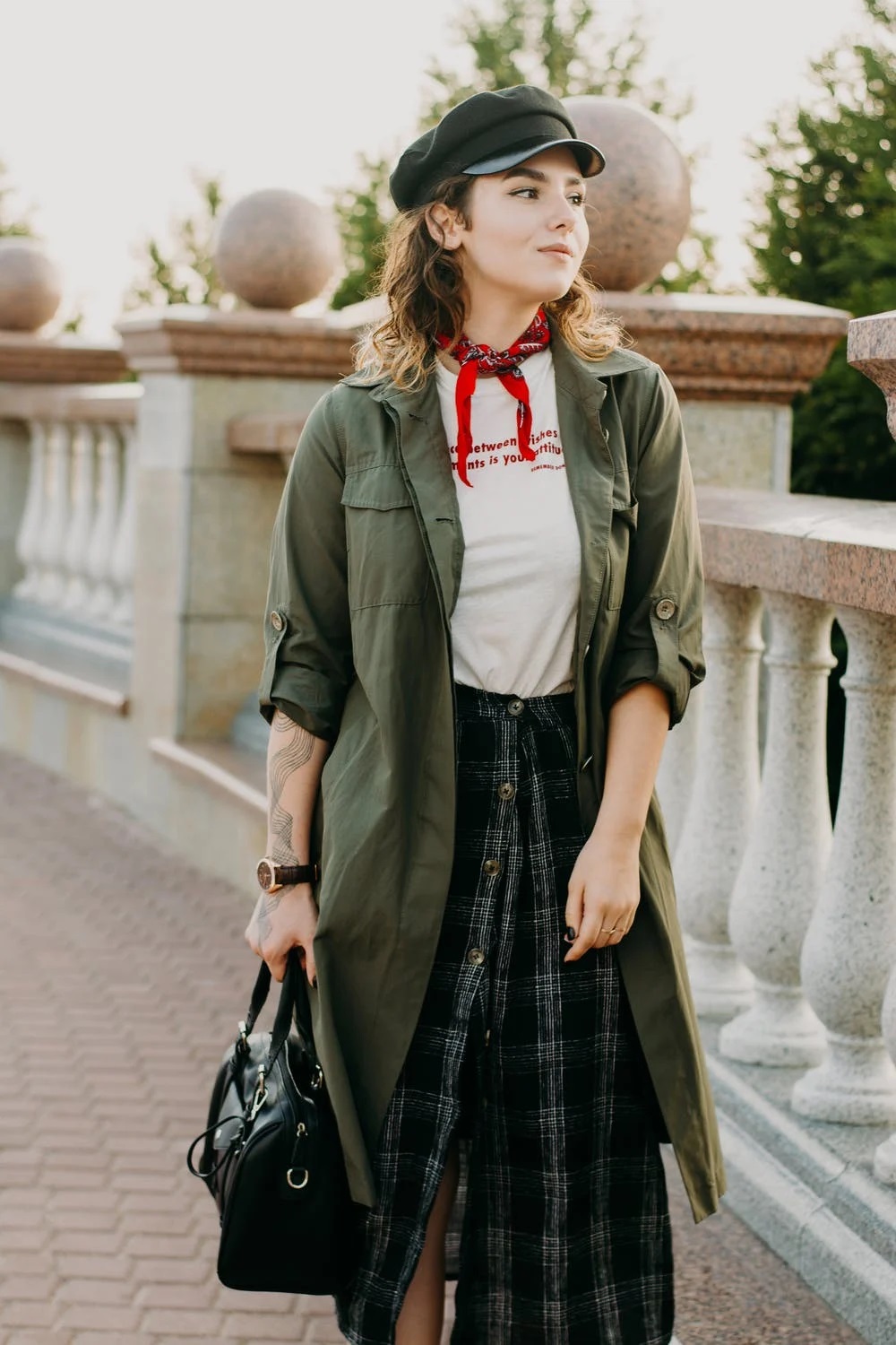 visuel jeune femme de style hippie chic portant un sac à main cuir