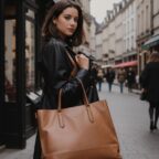 visuel femme avec sac en cuir